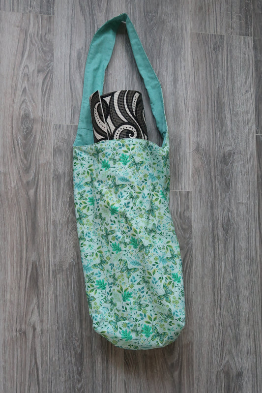 Yoga mat bag Floral-patterned cotton fabric with light green background and butterflies, interior lining fabric is a green floral pattern