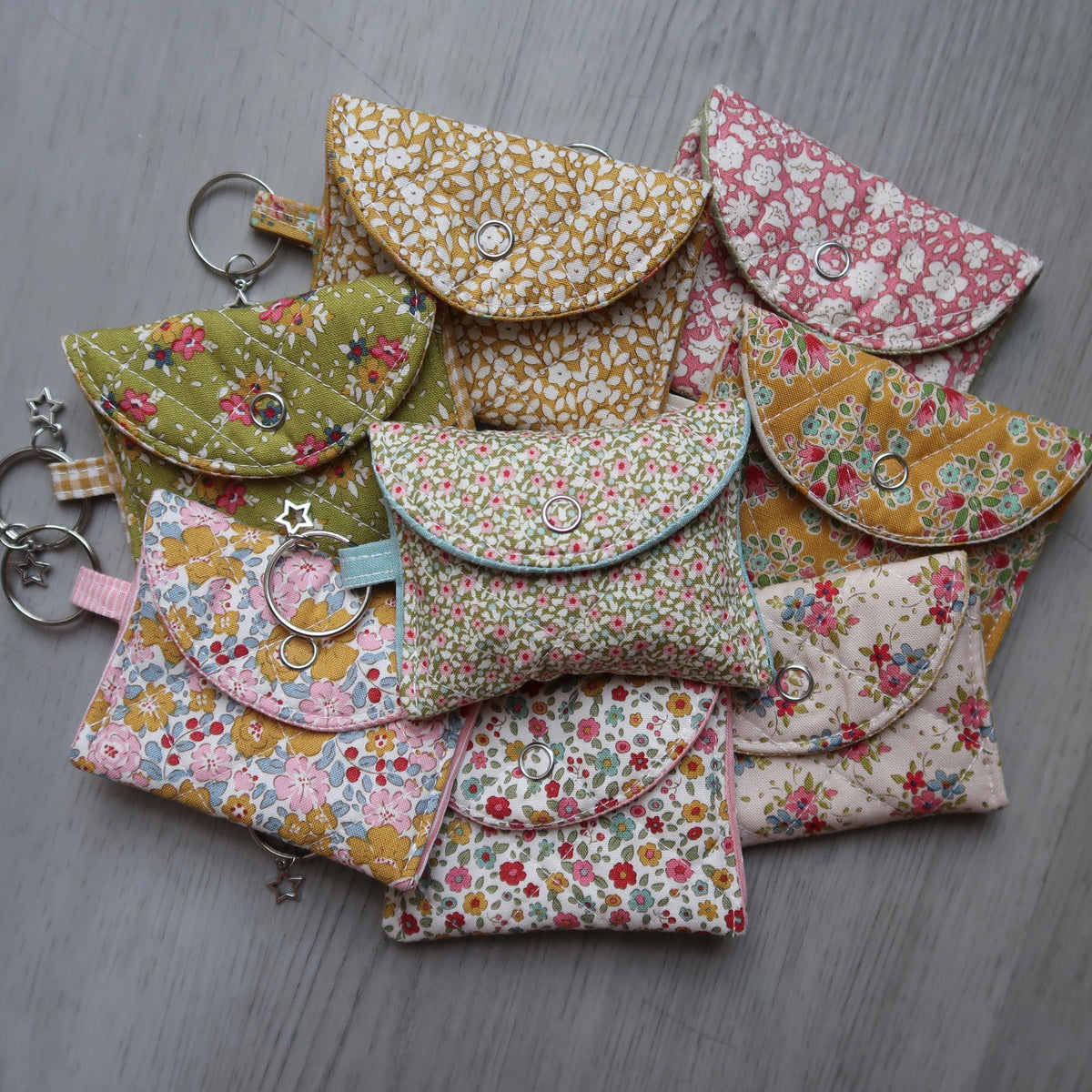 Fits airpods pro/airpods pro 2 & 3
Handmade quilted airpods case with a star charm. Made with high quality 100% cotton fabric from&nbsp;Tilda Creating Memories Spring Collection!
Includes a key ring so you can attach it to whatever you want, &amp; make bringing your headphones with you anywhere easier! *airpods not included*