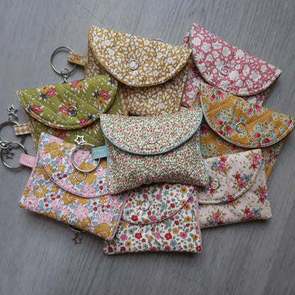 Fits airpods pro/airpods pro 2 & 3
Handmade quilted airpods case with a star charm. Made with high quality 100% cotton fabric from&nbsp;Tilda Creating Memories Spring Collection!
Includes a key ring so you can attach it to whatever you want, &amp; make bringing your headphones with you anywhere easier! *airpods not included*