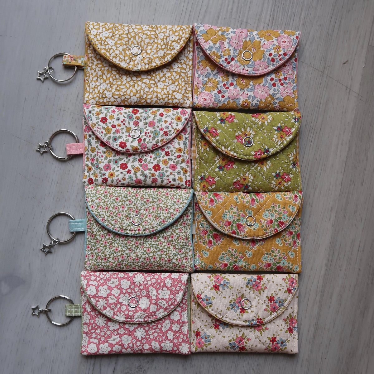 Fits airpods pro/airpods pro 2 & 3
Handmade quilted airpods case with a star charm. Made with high quality 100% cotton fabric from&nbsp;Tilda Creating Memories Spring Collection!
Includes a key ring so you can attach it to whatever you want, &amp; make bringing your headphones with you anywhere easier! *airpods not included*