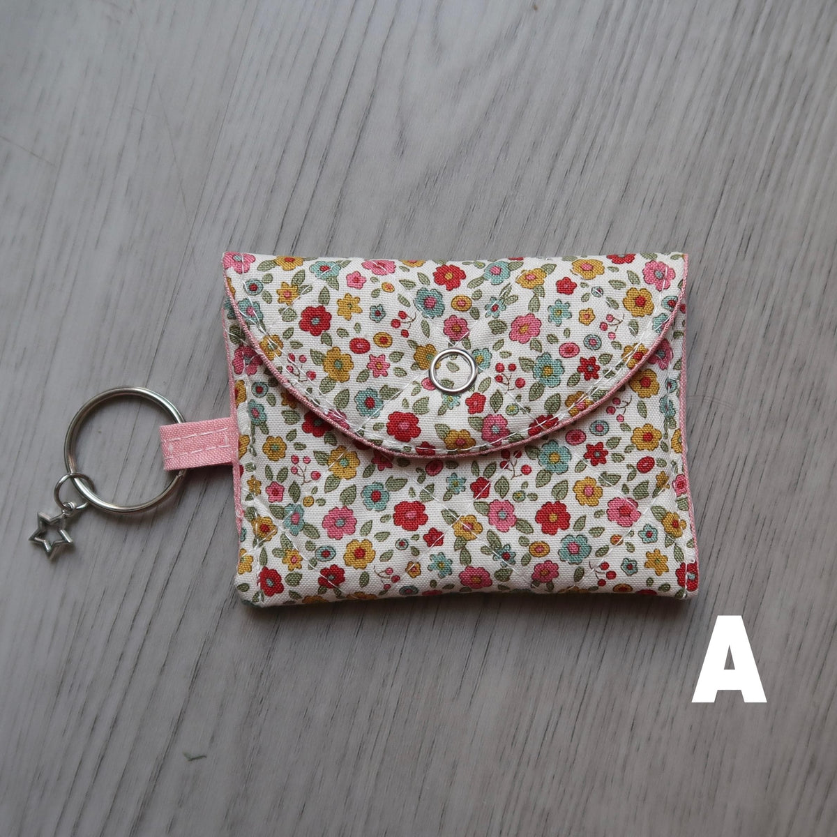 Fits airpods pro/airpods pro 2 & 3
Handmade quilted airpods case with a star charm. Made with high quality 100% cotton fabric from&nbsp;Tilda Creating Memories Spring Collection!
Includes a key ring so you can attach it to whatever you want, &amp; make bringing your headphones with you anywhere easier! *airpods not included*