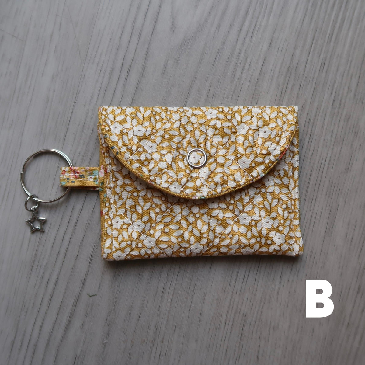 Fits airpods pro/airpods pro 2 & 3
Handmade quilted airpods case with a star charm. Made with high quality 100% cotton fabric from&nbsp;Tilda Creating Memories Spring Collection!
Includes a key ring so you can attach it to whatever you want, &amp; make bringing your headphones with you anywhere easier! *airpods not included*