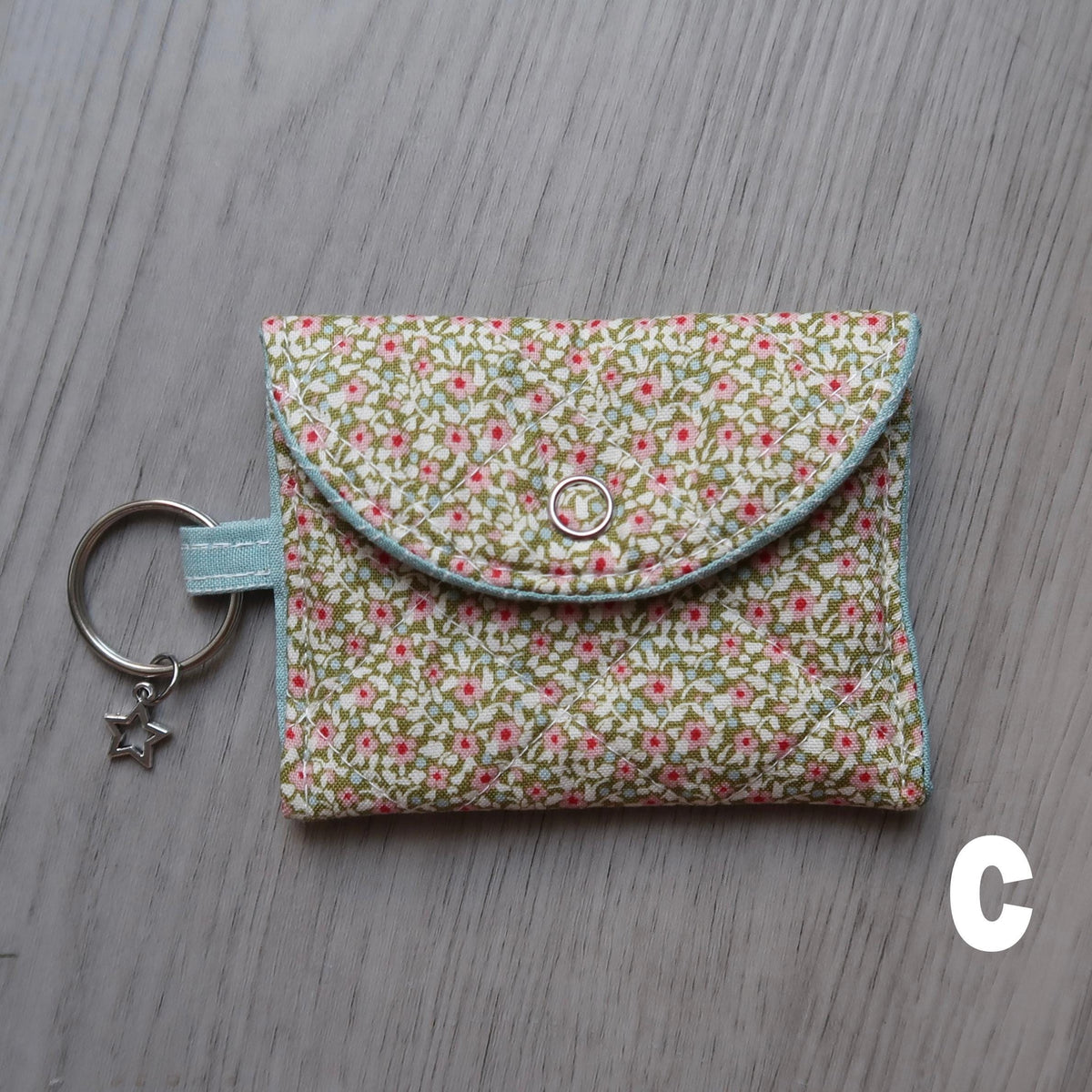 Fits airpods pro/airpods pro 2 & 3
Handmade quilted airpods case with a star charm. Made with high quality 100% cotton fabric from&nbsp;Tilda Creating Memories Spring Collection!
Includes a key ring so you can attach it to whatever you want, &amp; make bringing your headphones with you anywhere easier! *airpods not included*