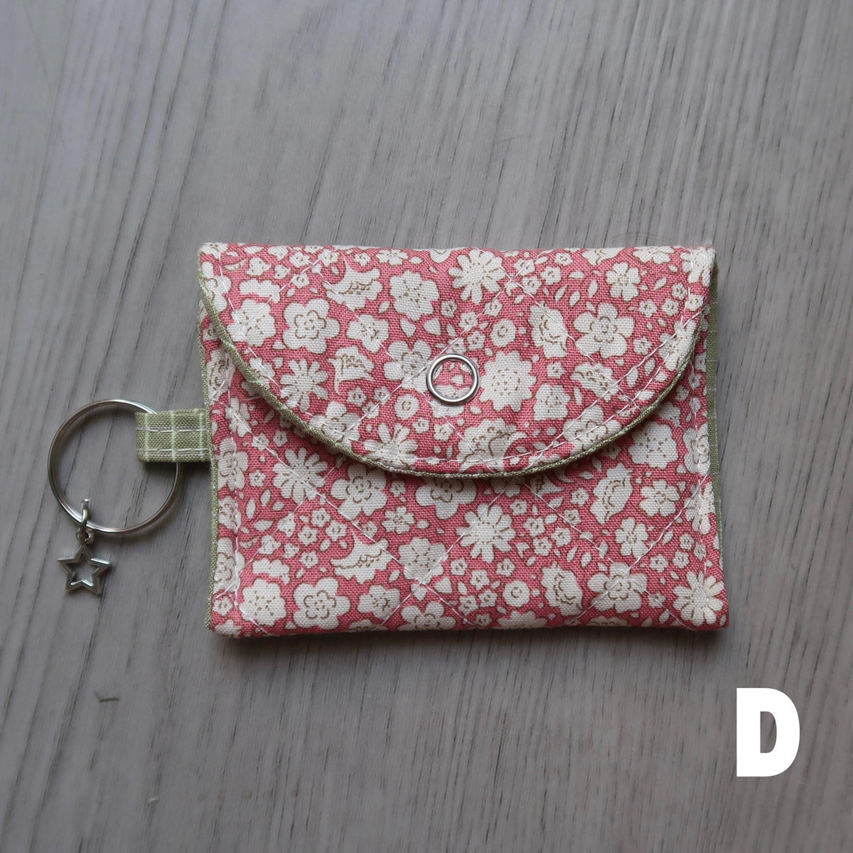 Fits airpods pro/airpods pro 2 & 3
Handmade quilted airpods case with a star charm. Made with high quality 100% cotton fabric from&nbsp;Tilda Creating Memories Spring Collection!
Includes a key ring so you can attach it to whatever you want, &amp; make bringing your headphones with you anywhere easier! *airpods not included*