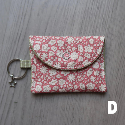 Fits airpods pro/airpods pro 2 & 3
Handmade quilted airpods case with a star charm. Made with high quality 100% cotton fabric from&nbsp;Tilda Creating Memories Spring Collection!
Includes a key ring so you can attach it to whatever you want, &amp; make bringing your headphones with you anywhere easier! *airpods not included*