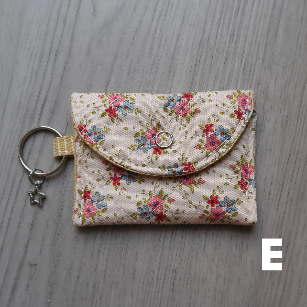 Fits airpods pro/airpods pro 2 & 3
Handmade quilted airpods case with a star charm. Made with high quality 100% cotton fabric from&nbsp;Tilda Creating Memories Spring Collection!
Includes a key ring so you can attach it to whatever you want, &amp; make bringing your headphones with you anywhere easier! *airpods not included*