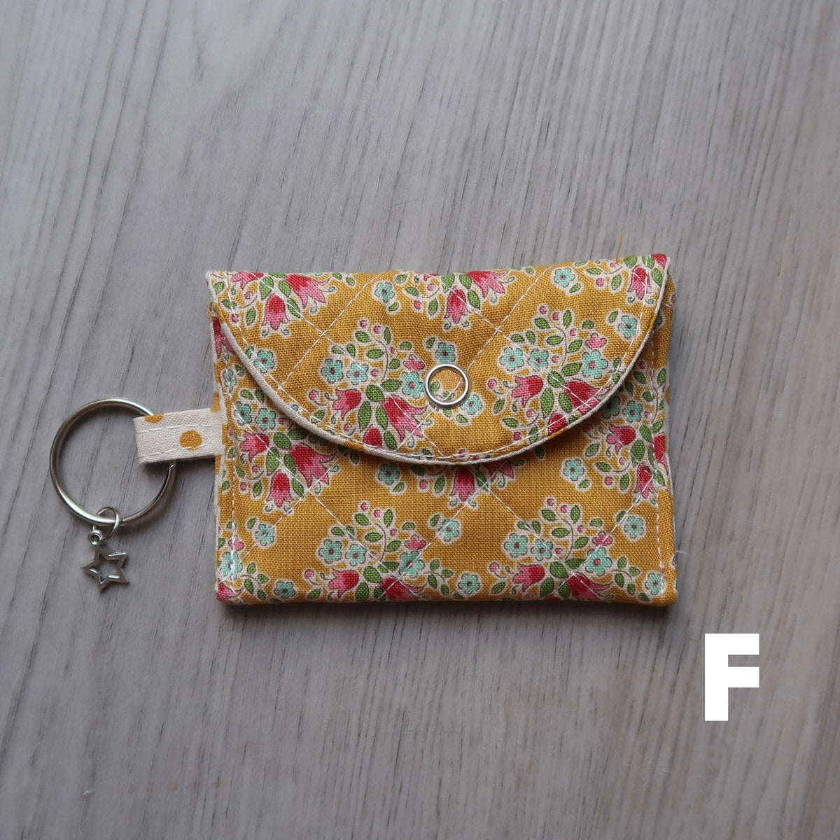 Fits airpods pro/airpods pro 2 & 3
Handmade quilted airpods case with a star charm. Made with high quality 100% cotton fabric from&nbsp;Tilda Creating Memories Spring Collection!
Includes a key ring so you can attach it to whatever you want, &amp; make bringing your headphones with you anywhere easier! *airpods not included*