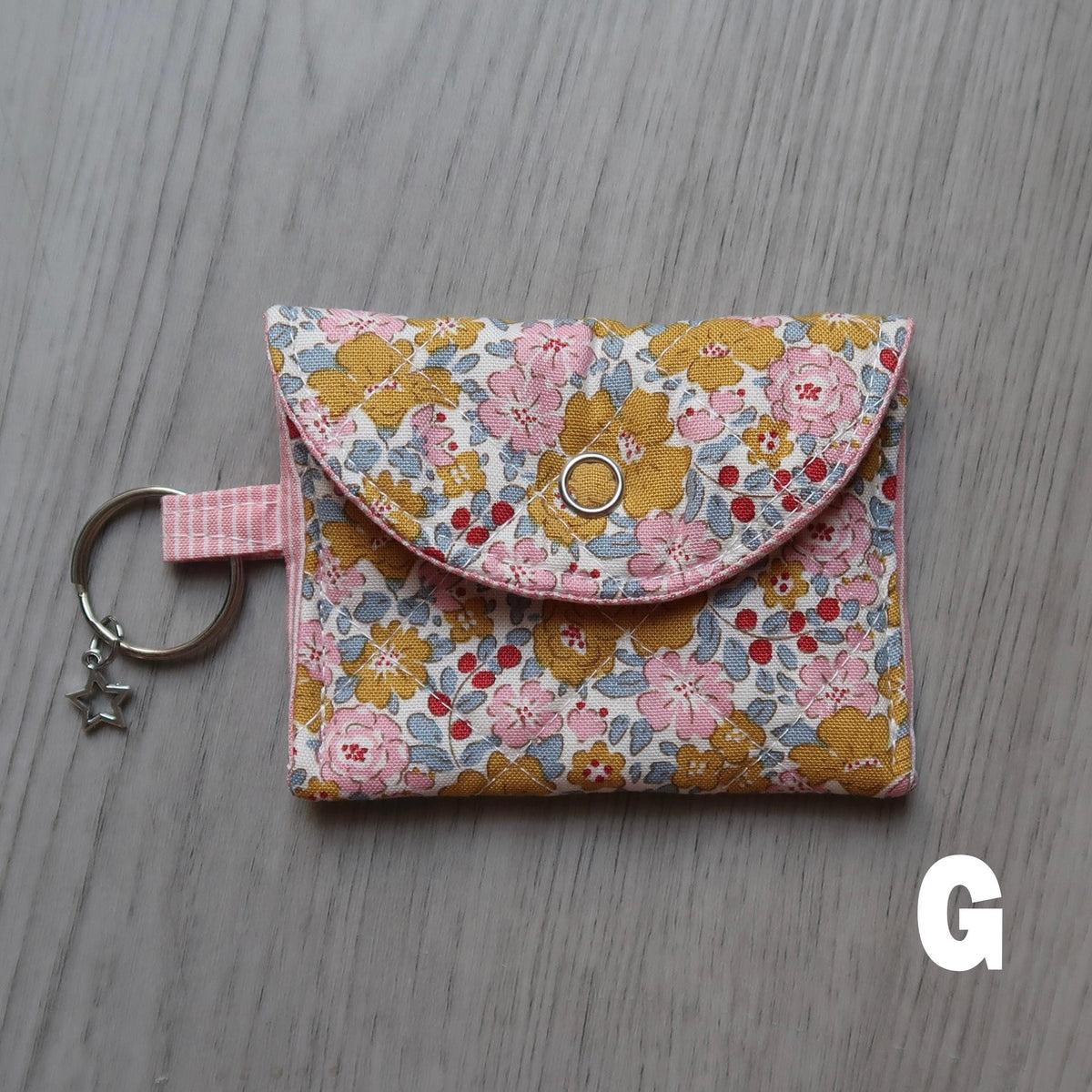Fits airpods pro/airpods pro 2 & 3
Handmade quilted airpods case with a star charm. Made with high quality 100% cotton fabric from&nbsp;Tilda Creating Memories Spring Collection!
Includes a key ring so you can attach it to whatever you want, &amp; make bringing your headphones with you anywhere easier! *airpods not included*