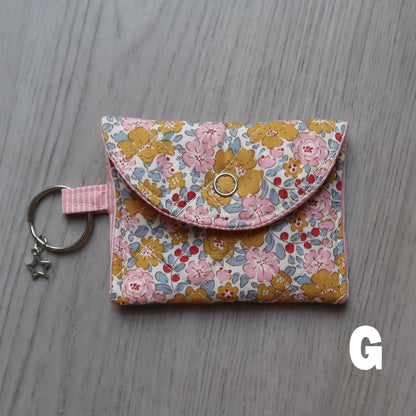 Fits airpods pro/airpods pro 2 & 3
Handmade quilted airpods case with a star charm. Made with high quality 100% cotton fabric from&nbsp;Tilda Creating Memories Spring Collection!
Includes a key ring so you can attach it to whatever you want, &amp; make bringing your headphones with you anywhere easier! *airpods not included*