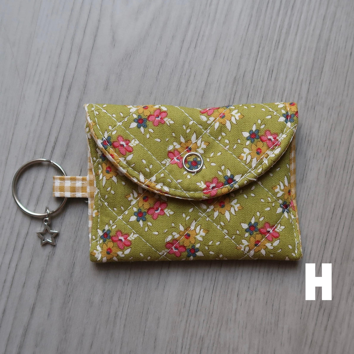 Fits airpods pro/airpods pro 2 & 3
Handmade quilted airpods case with a star charm. Made with high quality 100% cotton fabric from&nbsp;Tilda Creating Memories Spring Collection!
Includes a key ring so you can attach it to whatever you want, &amp; make bringing your headphones with you anywhere easier! *airpods not included*
