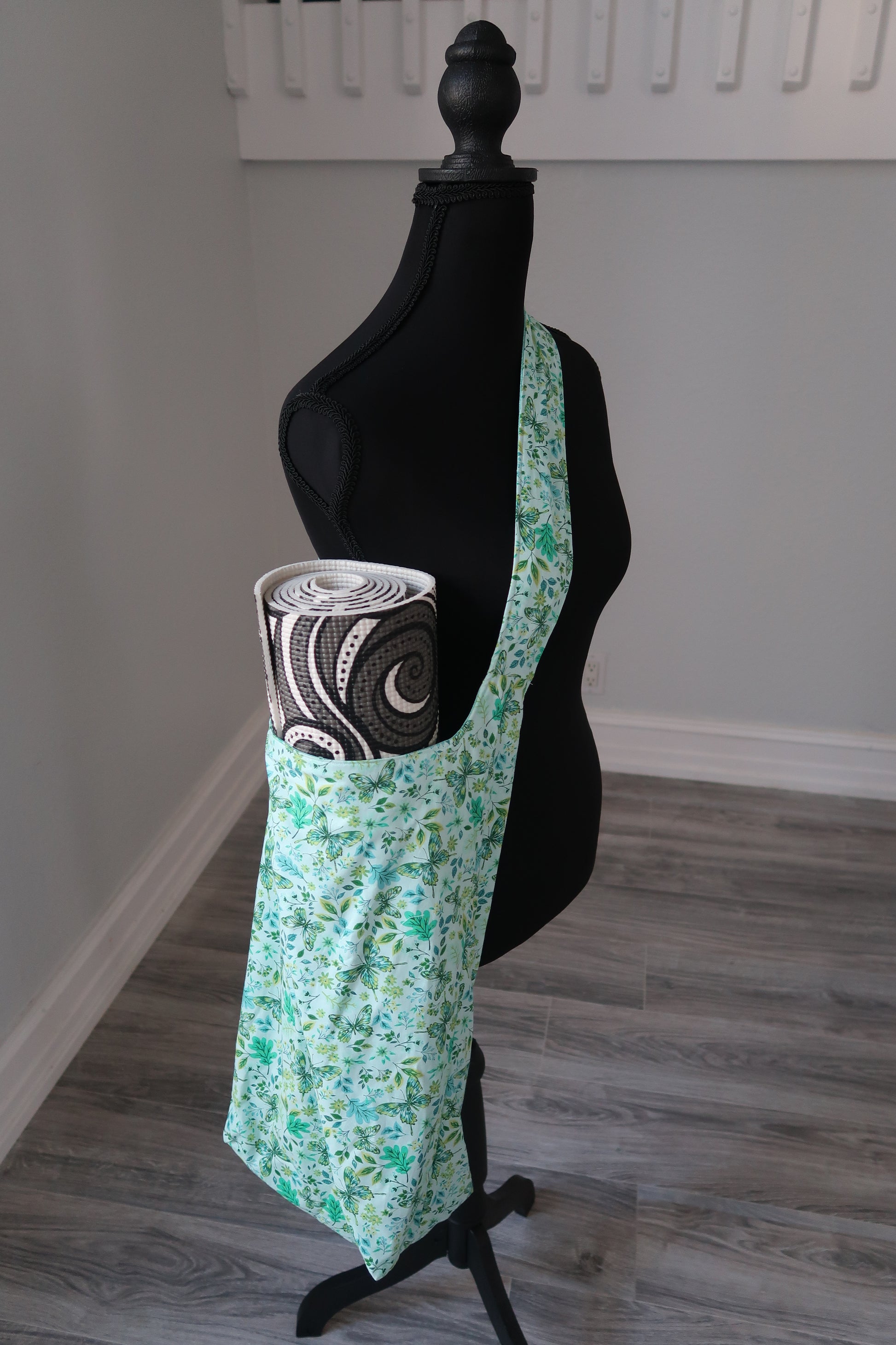 Yoga mat bag Floral-patterned cotton fabric with light green background and butterflies, interior lining fabric is a green floral pattern