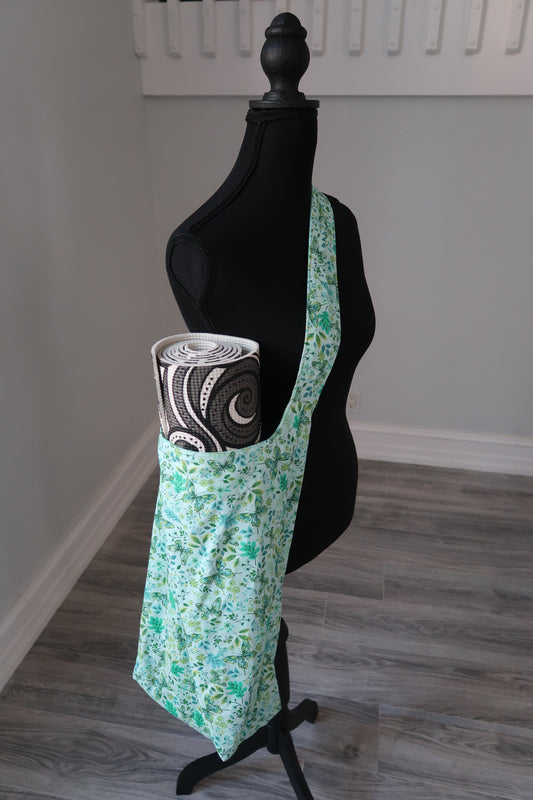 Yoga mat bag Floral-patterned cotton fabric with light green background and butterflies, interior lining fabric is a green floral pattern