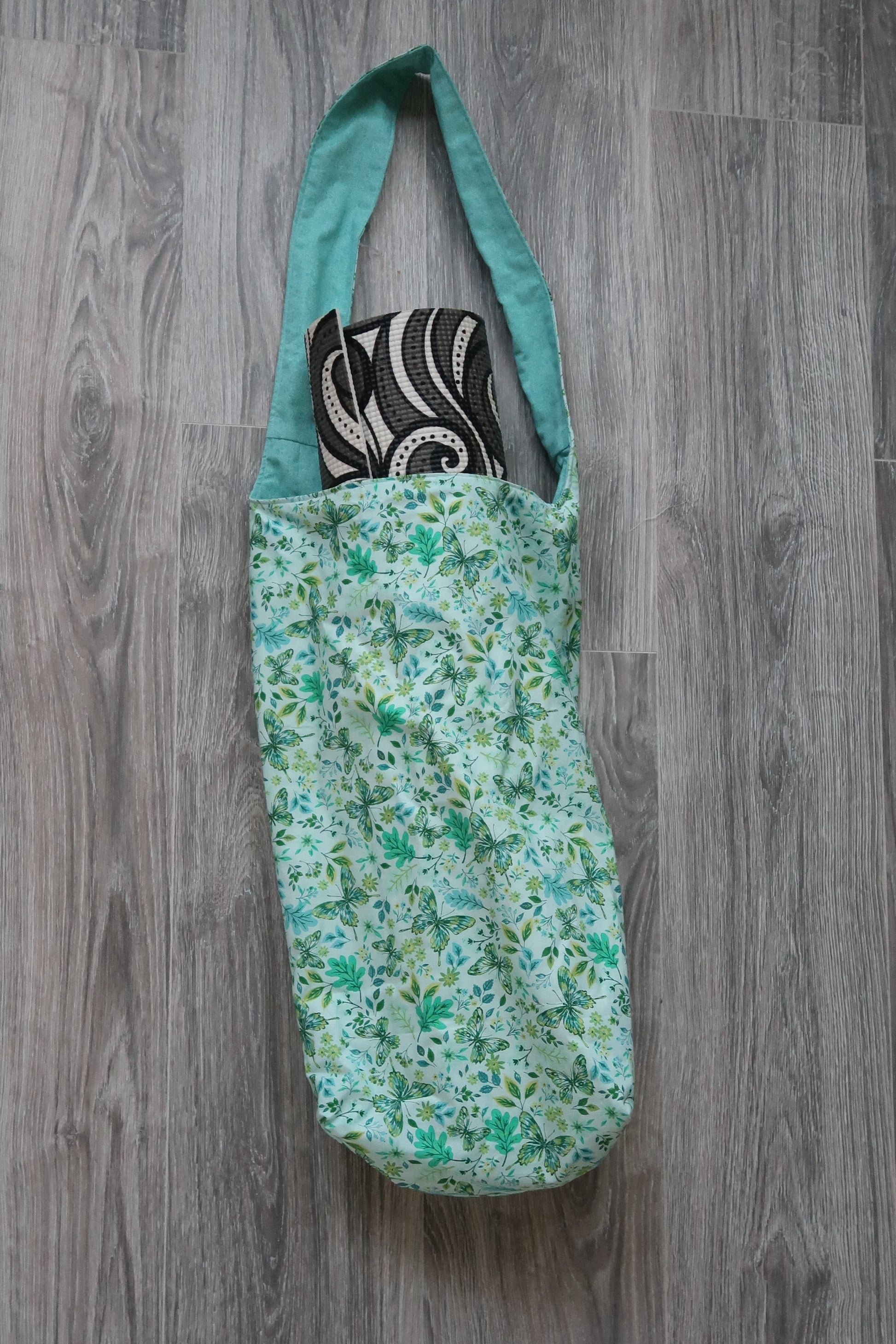 Yoga mat bag Floral-patterned cotton fabric with light green background and butterflies, interior lining fabric is a green floral pattern