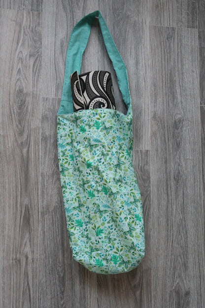 Yoga mat bag Floral-patterned cotton fabric with light green background and butterflies, interior lining fabric is a green floral pattern